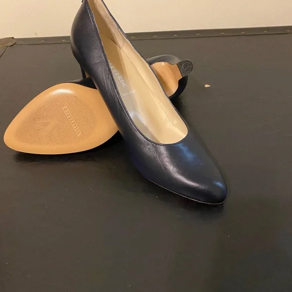 Vallaverde Chic Navy Blue Women’s Leather Heels w/ Letter V on Heel, Sz 8-1/2. - Picture 11 of 14